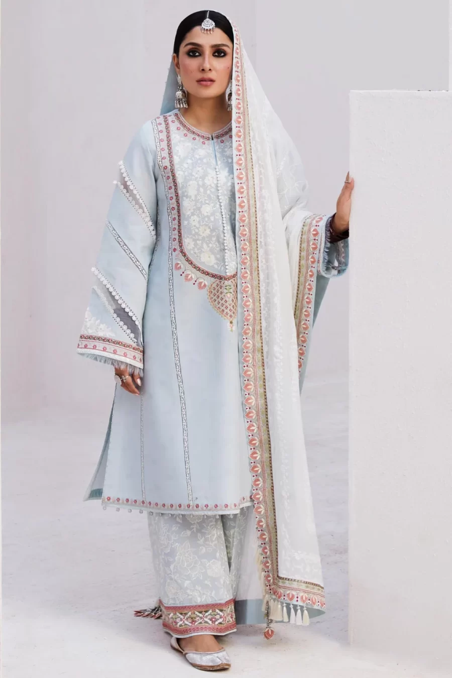 Discover the Dilara kurta with jacquard embroidery and a paste-printed silk dupatta. Perfect for Lahore suits online.