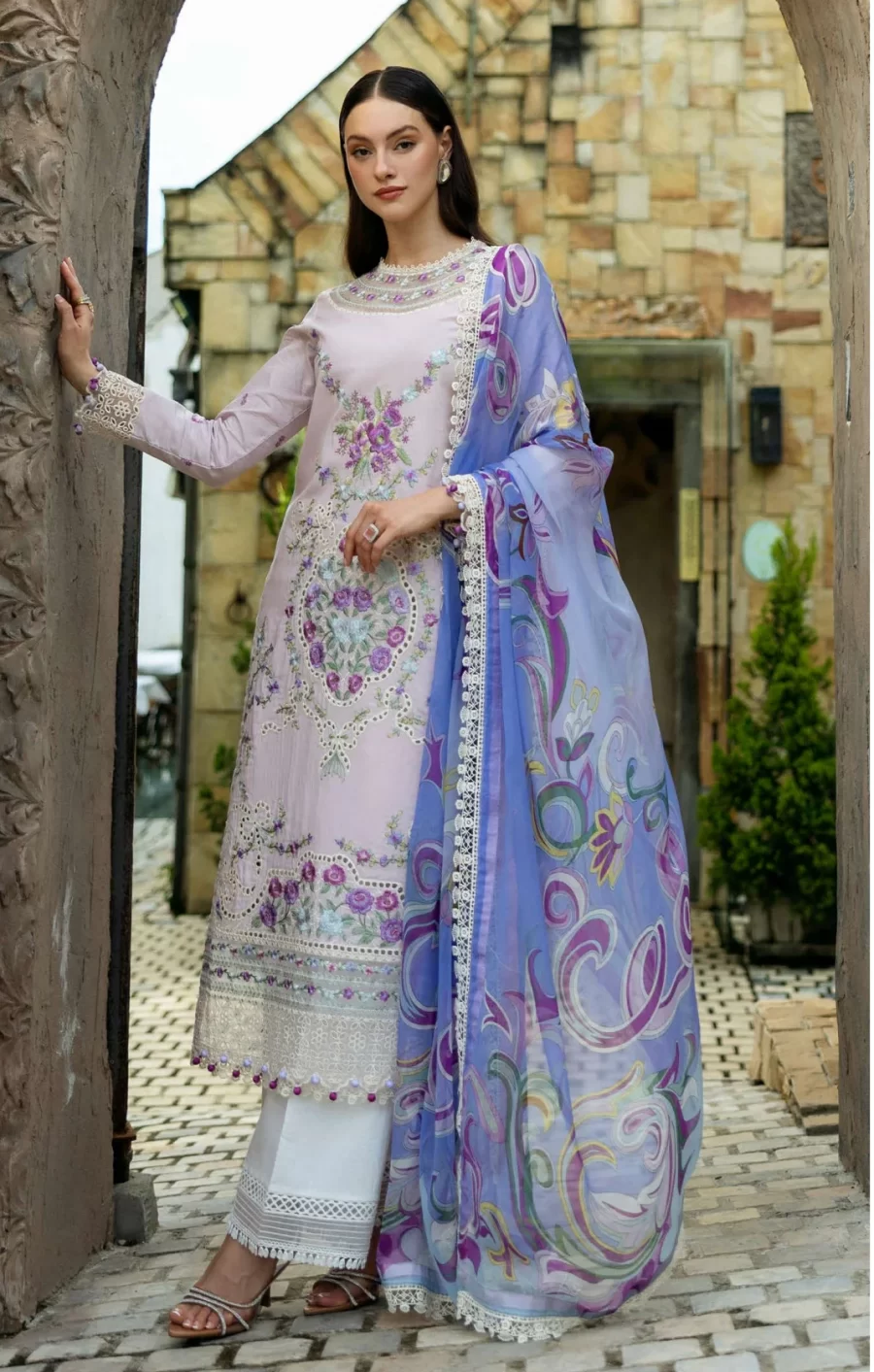 Roheenaz Lawn 2025